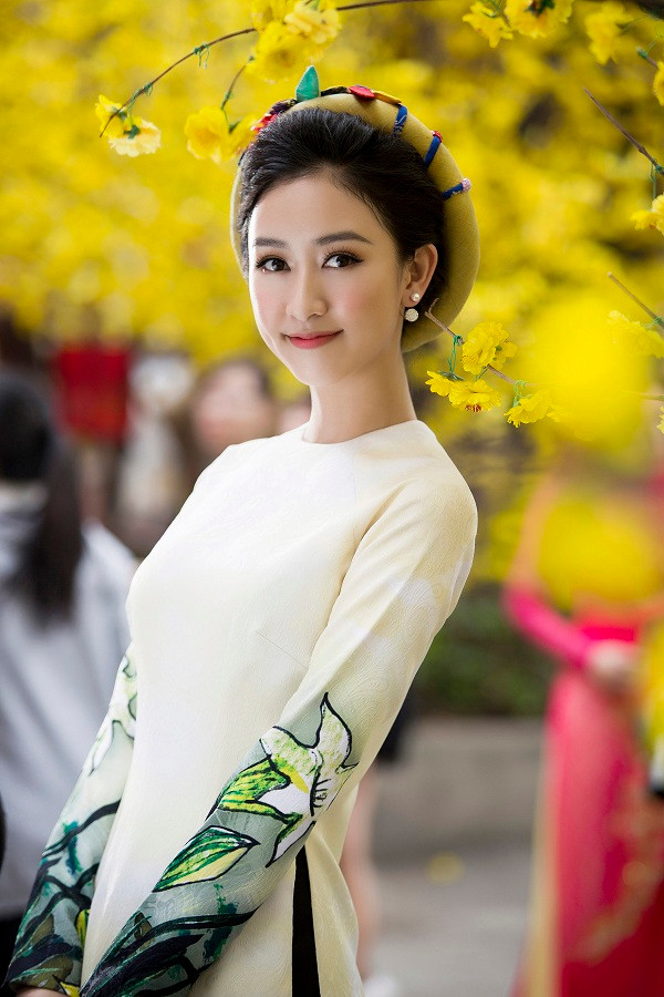 Á hậu Hà Thu mặc áo dài truyền thống đi xin chữ đầu năm