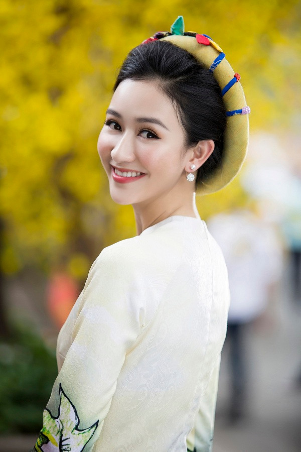 Á hậu Hà Thu mặc áo dài truyền thống đi xin chữ đầu năm