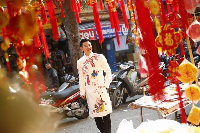 Ca sĩ Việt Tú phong cách trong tà áo dài đầu năm