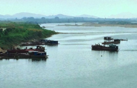 Thanh Hóa: Bắt quả tang 5 thuyền hút cát trái phép trên sông Mã