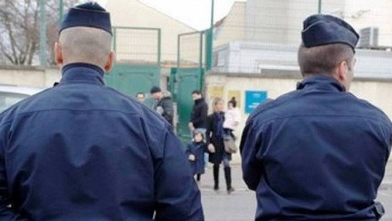 Pháp: Bé trai 5 tuổi bị cha dượng trừng phạt đến chết vì tè dầm 