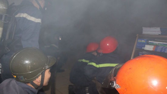 Cứu thoát 5 người trong vụ cháy hiệu thuốc ở Nghệ An