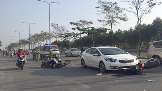 Nữ tài xế lái ô tô tông hàng loạt xe máy, nhiều người bị thương