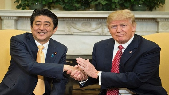 Màn bắt tay 19 giây lạ chưa từng thấy giữa Trump và Abe