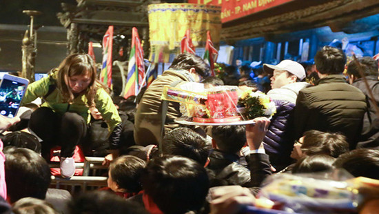 Nam Định: Khai ấn đền Trần, trắng đêm chen lấn xin ấn
