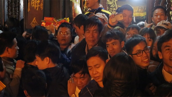 Nam Định: Khai ấn đền Trần, trắng đêm chen lấn xin ấn