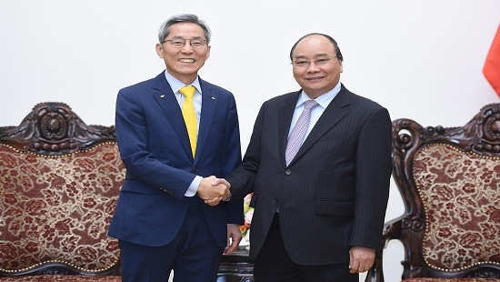 Thủ tướng Nguyễn Xuân Phúc tiếp Chủ tịch Tập đoàn tài chính KB Kookmin Hàn Quốc 