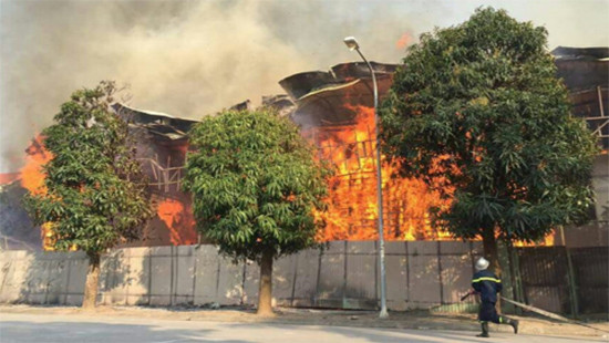 Cháy lớn dãy nhà tôn ở khu biệt thự cao cấp quận Tây Hồ