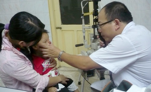 Bệnh đau mắt đỏ xuất hiện sớm, 200 người đến viện khám mắt /ngày 