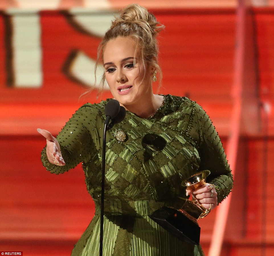 Adele bật khóc khi giành 5 giải thưởng tại Grammy 2017