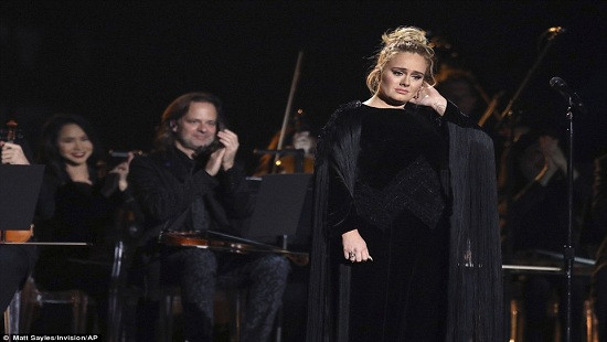 Adele bật khóc khi giành 5 giải thưởng tại Grammy 2017