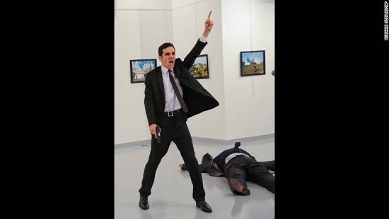 Bức ảnh chụp đại sứ Nga bị ám sát đoạt giải “Ảnh báo chí thế giới”
