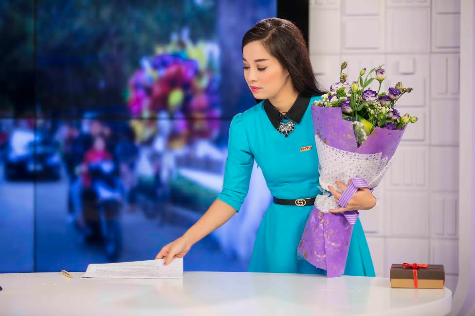 Minh Hương Vàng Anh khoe quà Valentine cho chồng và bạn trai thân