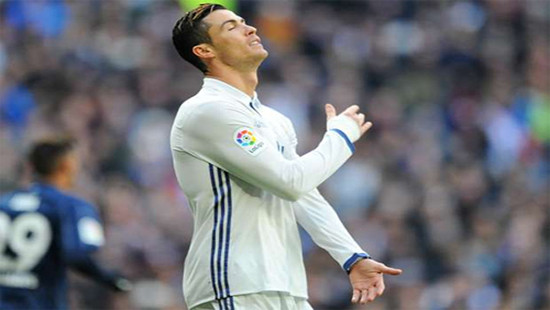Ronaldo phải ra sân tập riêng vì chấn thương