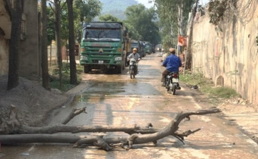 Thanh Hóa: Người dân chặn đường phản đối xe tải gây ô nhiễm
