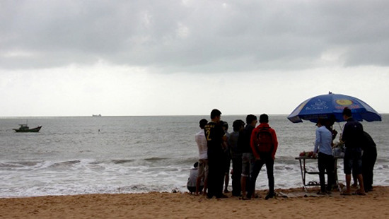 Bình Định: 2 sinh viên tắm biển bị sóng cuốn mất tích