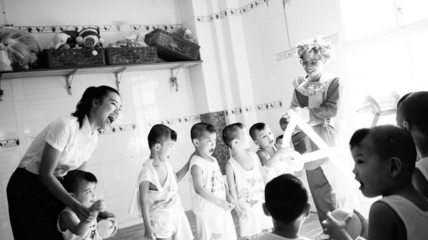 Á hậu Hoàng Oanh vận động trao quà gửi cho trẻ em mồ côi, chất độc da cam