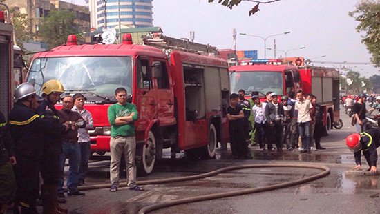 Hà Nội: Cháy dữ dội tại 2 căn nhà trên đường Giải Phóng