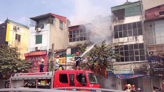 Hà Nội: Cháy dữ dội tại 2 căn nhà trên đường Giải Phóng