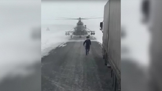 Trực thăng tấn công hạ cánh giữa cao tốc Kazakhstan để hỏi đường