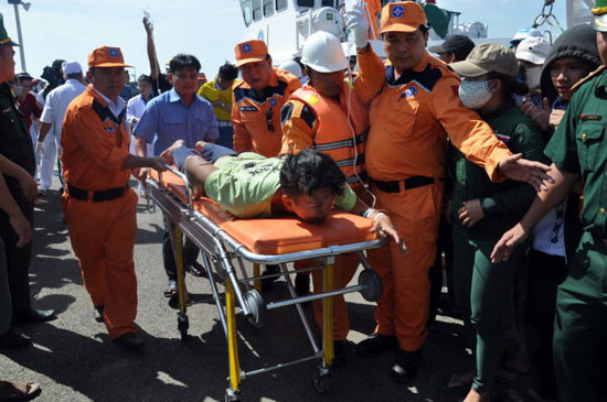 Nổ tàu cá: Đưa các 12 ngư dân bị thương về đất liền cấp cứu 