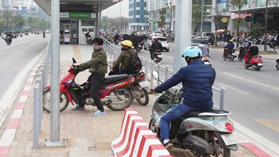 Xử lý nghiêm phương tiện đi ngược chiều trước nhà chờ xe buýt BRT