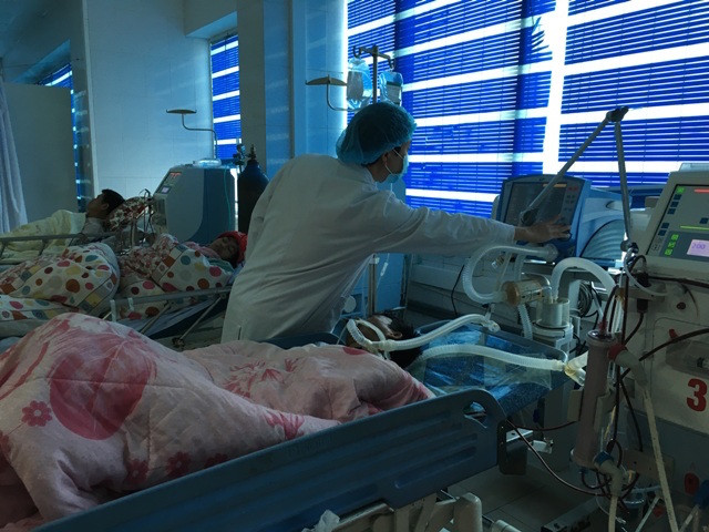 Vụ 8 người ngộ độc ở Lai Châu: Phụ nữ, trẻ em không uống rượu cũng cấp cứu