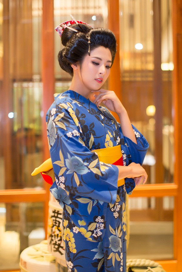 Hoa hậu Ngọc Hân hội ngộ dàn người đẹp trong bữa tiệc kiểu Nhật