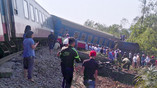 Tàu hỏa trật đường ray sau va chạm với xe tải, ít nhất 3 người tử vong