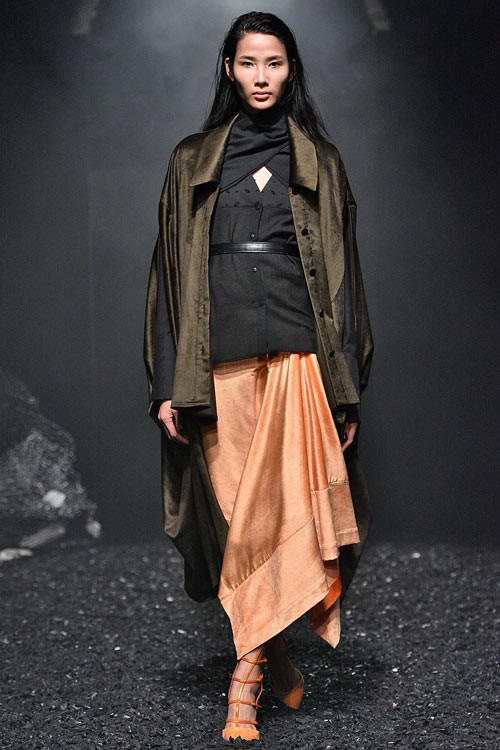 Hoàng Thùy, Trang Phạm tiếp tục tỏa sáng tại London Fashion Week