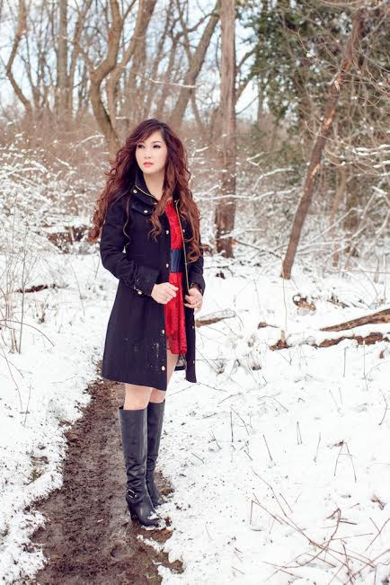 Ca sĩ Kavie Trần mặc váy siêu ngắn chịu lạnh âm 7 độ giữa tuyết trắng ở Mỹ chụp hình 