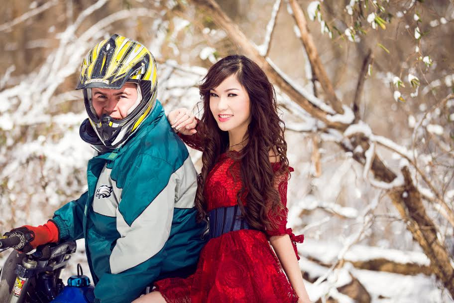 Ca sĩ Kavie Trần mặc váy siêu ngắn chịu lạnh âm 7 độ giữa tuyết trắng ở Mỹ chụp hình 