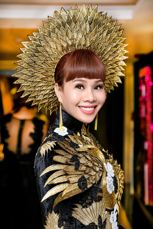 Hoa hậu Hằng Nguyễn diễn áo dài truyền thống hội ngộ dàn hoa hậu quốc tế ở Thái Lan