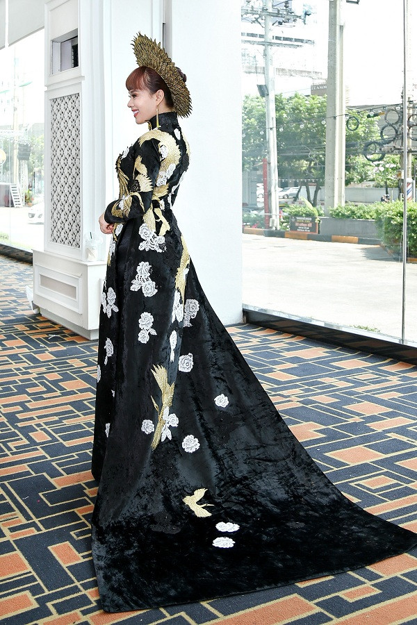 Hoa hậu Hằng Nguyễn diễn áo dài truyền thống hội ngộ dàn hoa hậu quốc tế ở Thái Lan