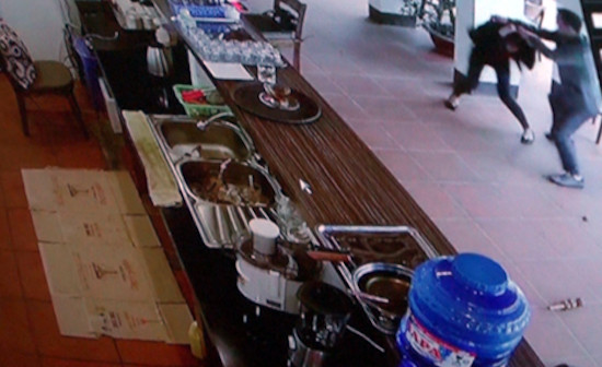 Đối tượng người Trung Quốc dùng gậy đánh nhân viên quán cà phê