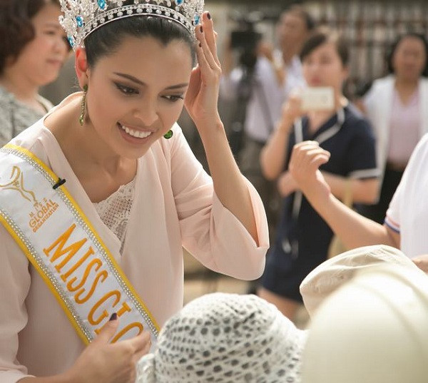 Hoa hậu Toàn cầu 2016 dắt bò đi làm từ thiện tại Đà Nẵng