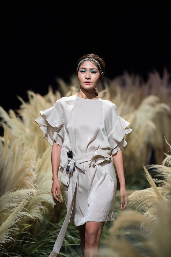 Hoa hậu Ngọc Hân gây ấn tượng khi trình làng BST thời trang mới nhất