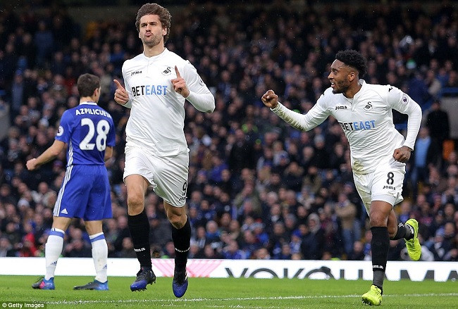 Premier League: Thắng Swansea, Chelsea “đơn độc” trên ngôi đầu bảng