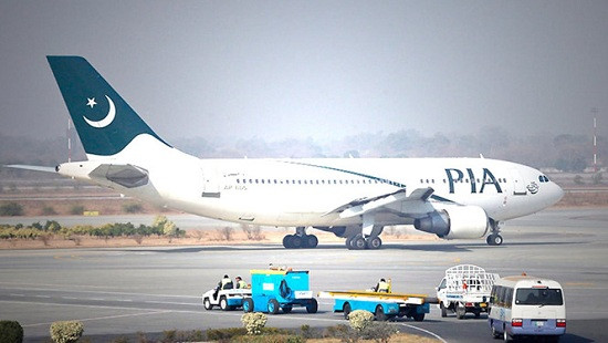 Pakistan: Máy bay “nhồi nhét” người, hành khách không có chỗ ngồi