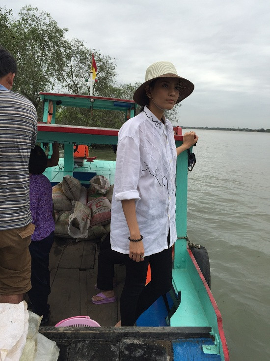 Á hậu Trương Thị May đi thuyền trên sông Đồng Nai, thả cá phóng sinh
