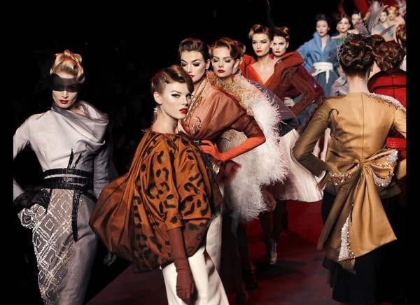 Vì sao những tín đồ thời trang thế giới mê mẩn Paris Fashion Week?