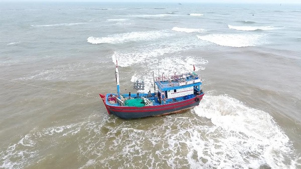 Quảng Trị: Giải cứu thành công tàu cá bị mắc cạn