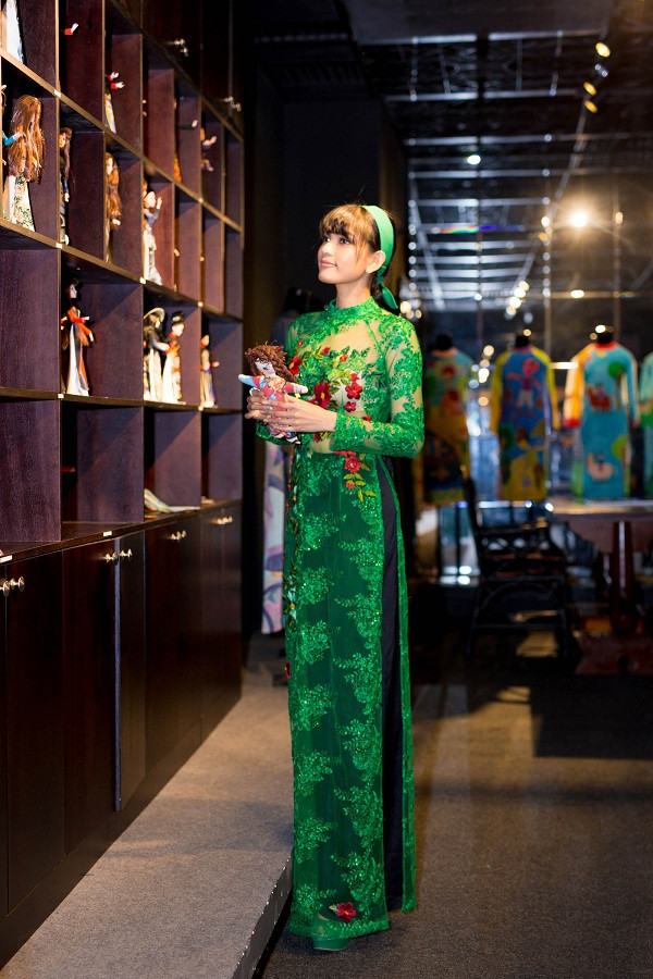 Trương Thị May lần đầu diện áo dài xuyên thấu đọ dáng bên dàn sao Việt