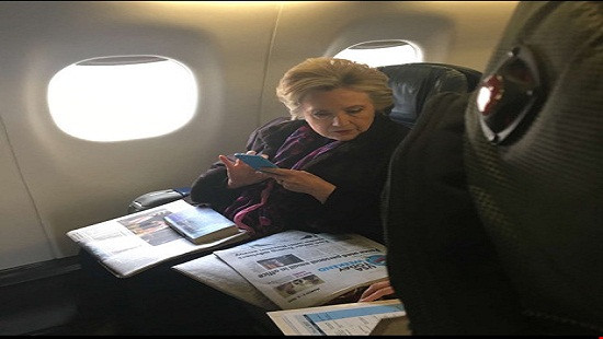 Ảnh độc: Bà Clinton đọc tin Phó tướng của ông Trump dùng email cá nhân bàn chuyện quốc gia