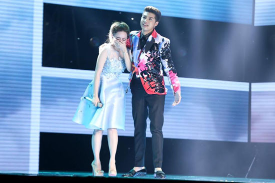 Thu Minh rơi nước mắt, Noo Phước Thịnh lên sân khấu ôm thí sinh khi hát về mẹ