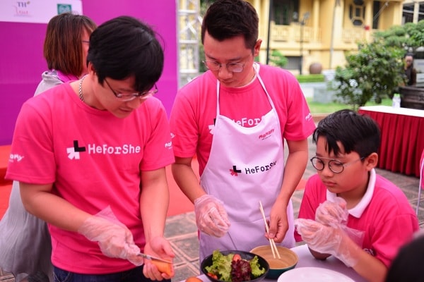 Hai cha con Hoàng Bách đi giày cao gót nhảy flashmob đấu tranh bình đẳng giới