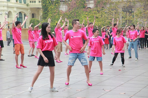 Hai cha con Hoàng Bách đi giày cao gót nhảy flashmob đấu tranh bình đẳng giới