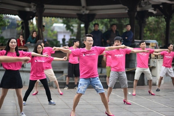 Hai cha con Hoàng Bách đi giày cao gót nhảy flashmob đấu tranh bình đẳng giới