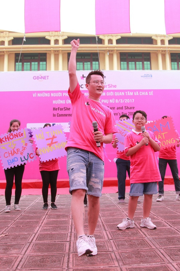 Hai cha con Hoàng Bách đi giày cao gót nhảy flashmob đấu tranh bình đẳng giới