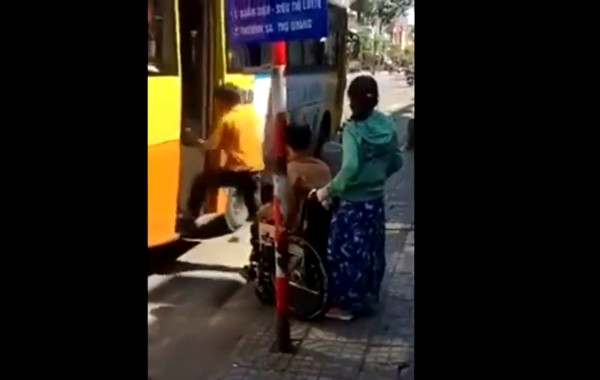 Đình chỉ nhân viên xe buýt vì từ chối chở người khuyết tật